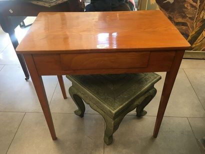 Table en merisier ouvrant par un tiroir en...
