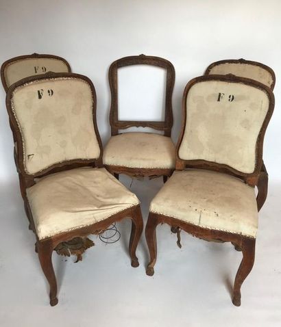 Série de cinq chaises dites « à la Reine »...