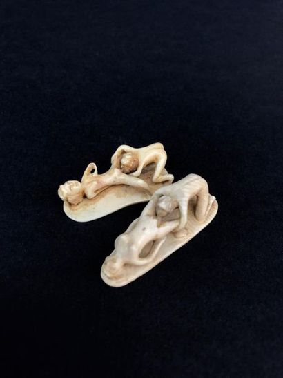 Deux sujets érotiques miniatures en ivoire

Japon,...