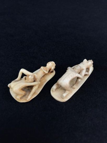Deux sujets érotiques miniatures en ivoire

Japon,...