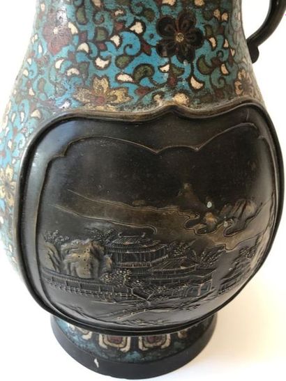Vase en émaux cloisonnés 

Chine, fin du...