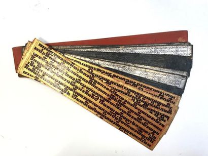 Tablettes en bois avec inscriptions peintes

Asie

52...