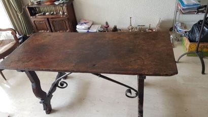 Table en bois naturel à entretoise en fer...