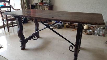 Table en bois naturel à entretoise en fer...