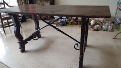 Table en bois naturel à entretoise en fer...
