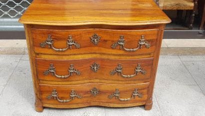Commode en bois naturel ouvrant par trois...