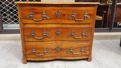 Commode en bois naturel ouvrant par trois...