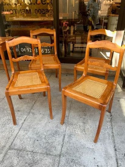 Quatre chaises en bois naturel à assises...