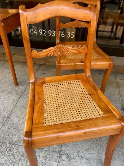 Quatre chaises en bois naturel à assises...