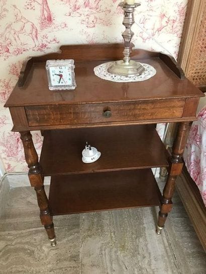 Paire de tables de nuit en bois naturel ouvrant...