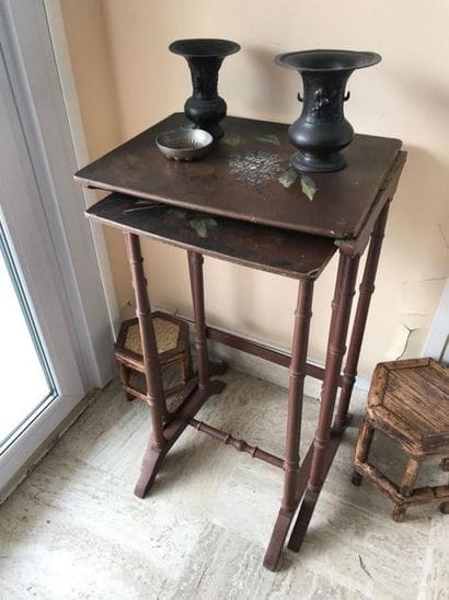 Quatre tables gigognes en bois peint 