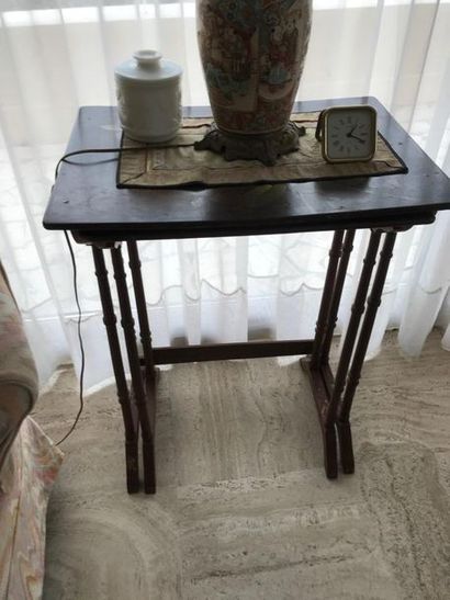 Quatre tables gigognes en bois peint 