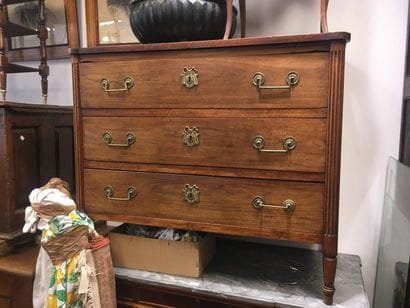 Commode en bois naturel ouvrant par trois...
