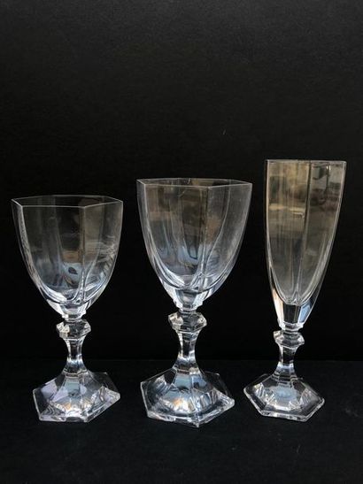 Service de verres en cristal de Sèvres comprenant...