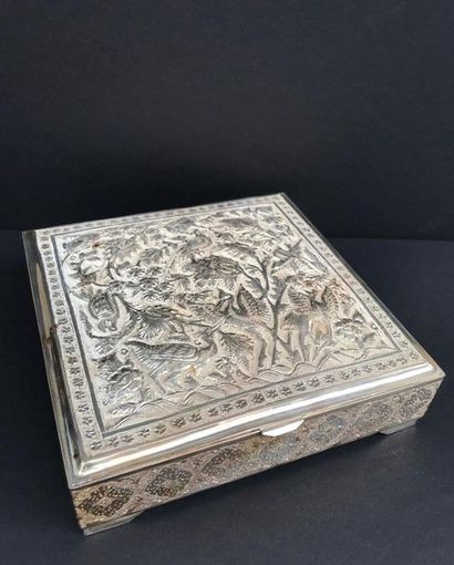 Boîte en argent à décor au repoussé de volatiles...