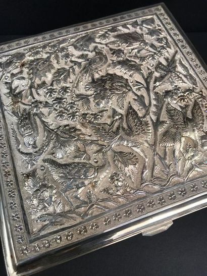 Boîte en argent à décor au repoussé de volatiles...