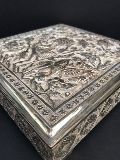 Boîte en argent à décor au repoussé de volatiles...