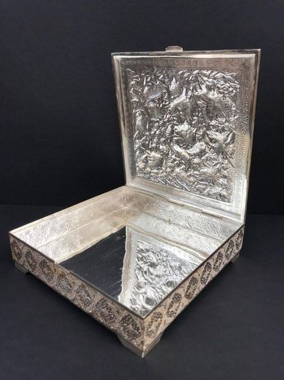 Boîte en argent à décor au repoussé de volatiles...