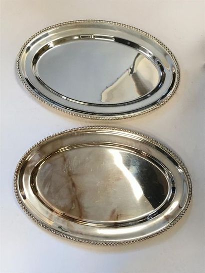 Paire de plats ovales en métal argenté 