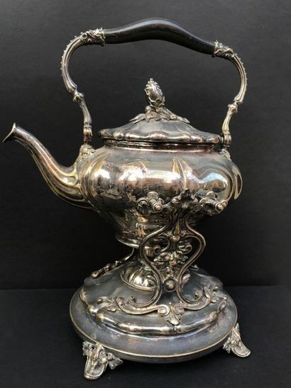 Samovar en métal argenté à décor de grenade...