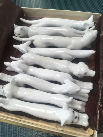 Ensemble de 9 portes couteaux en porcelaine...