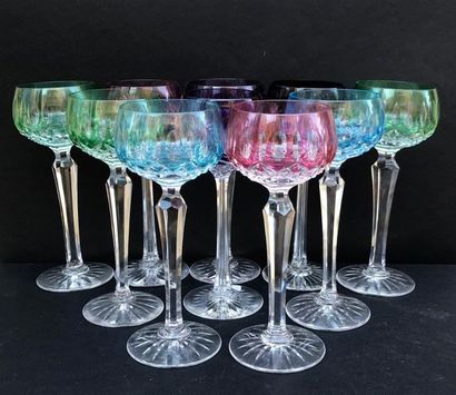 Lot de 7 verres en cristal de couleurs. On...