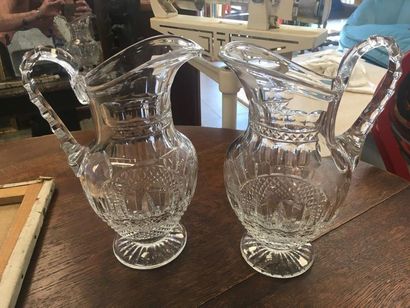 SAINT LOUIS

Paire de pichets en cristal

(accident...