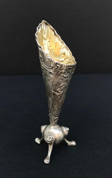 Petit soliflore en argent à décor au repoussé...