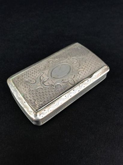 Une tabatière en argent à décor ciselé 

Poinçon...