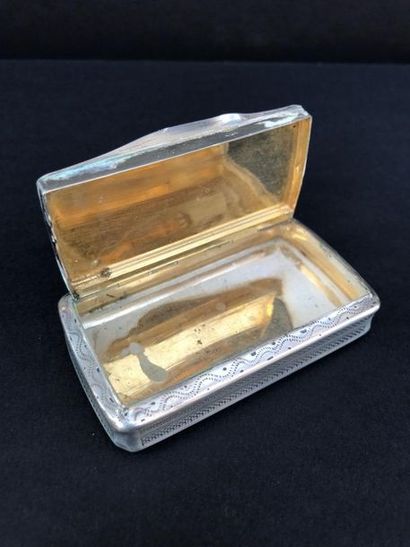 Une tabatière en argent à décor ciselé 

Poinçon...