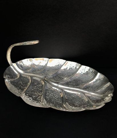 Coupe en MA et martelé en forme de feuille.

L...