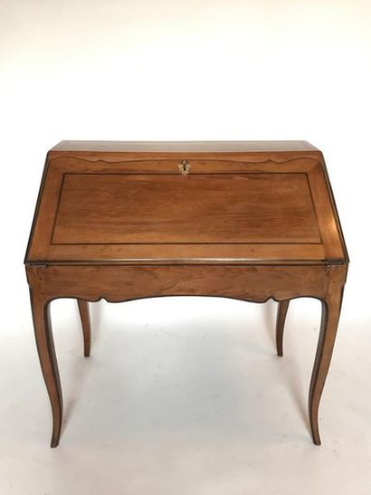 Bureau de pente en noyer avec filets et chanfreins...