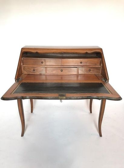 Bureau de pente en noyer avec filets et chanfreins...