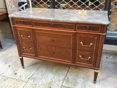 Commode en acajou et placage d’acajou ouvrant...