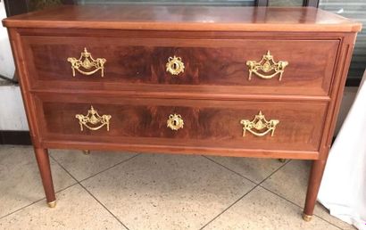 Commode en noyer ouvrant par deux tiroirs...