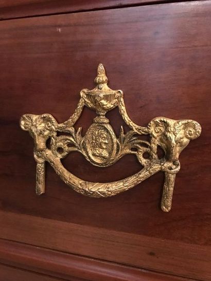 Commode en noyer ouvrant par deux tiroirs...