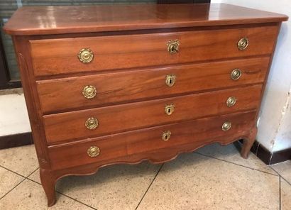 Commode en noyer ouvrant par quatre tiroirs...