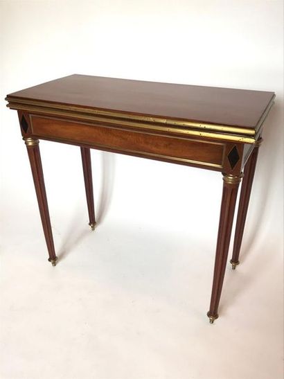 Table à jeu en acajou et placage d’acajou...