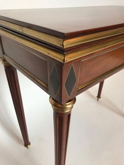 Table à jeu en acajou et placage d’acajou...