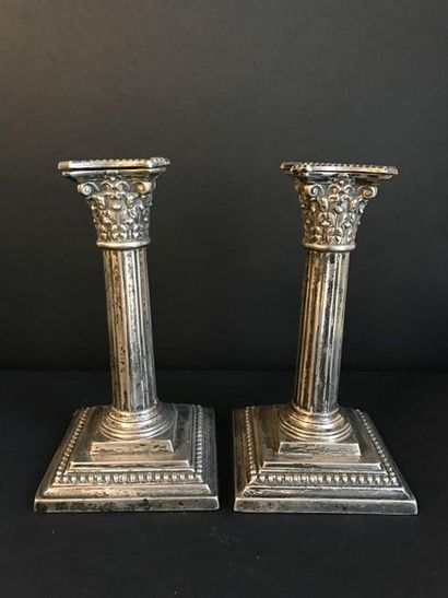Paire de bougeoirs en forme de colonnes corinthiennes...
