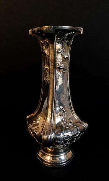 Vase art nouveau à décor de fleurs et de...