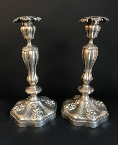 Paire de chandeliers en argent 

Travail...