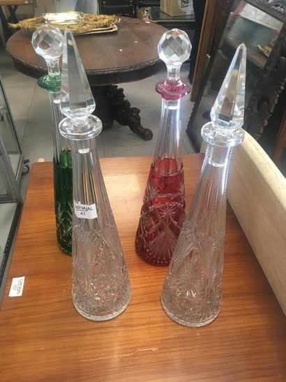 Lot de quatre carafes en cristal taillé (...