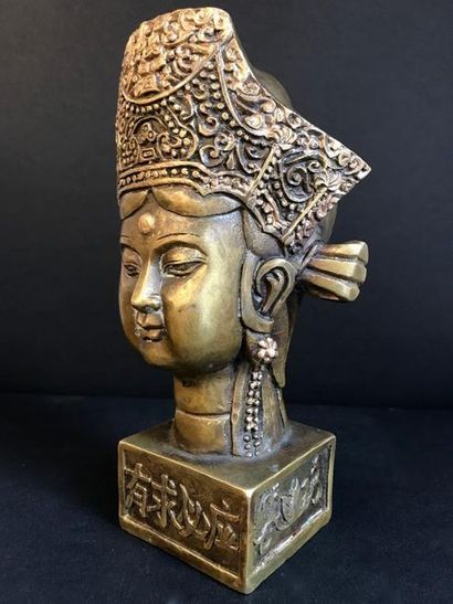 Sujet en bronze à patine dorée figurant une...