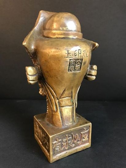 Sujet en bronze à patine dorée figurant une...