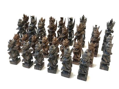 Jeu d'échec en bois sculpté

Indonésie, XXe...