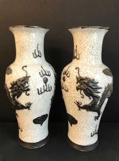 Paire de vases en grès craquelé blanc à décor...