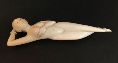 Femme médecin en ivoire

Début du XXe siècle

L...