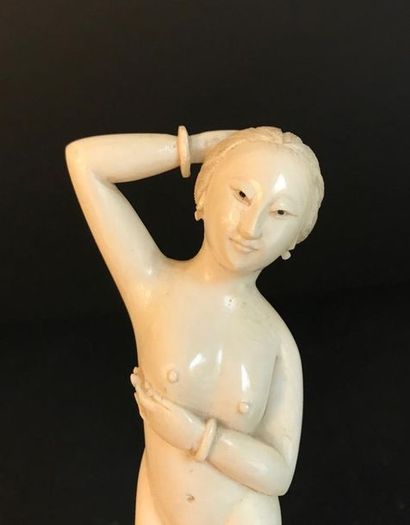 Femme médecin en ivoire

Début du XXe siècle

L...