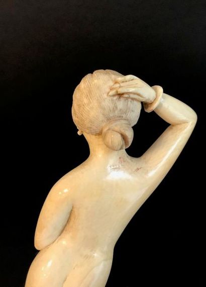 Femme médecin en ivoire

Début du XXe siècle

L...